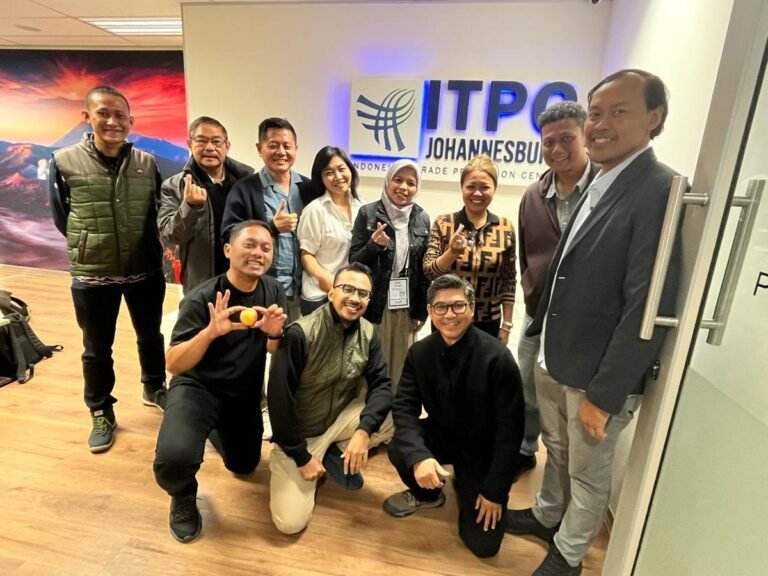 Indonesian exhibitors group photo at the ITPC Johannesburg office
